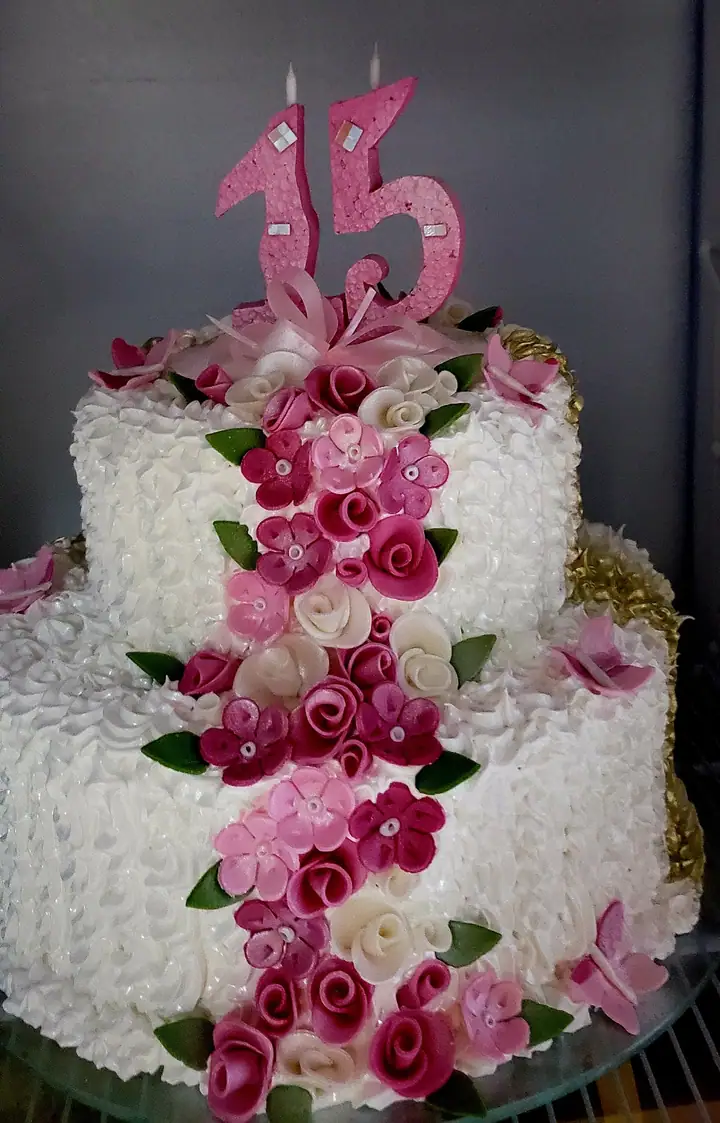 Bolo de andares com cascata de flores pink e número 15