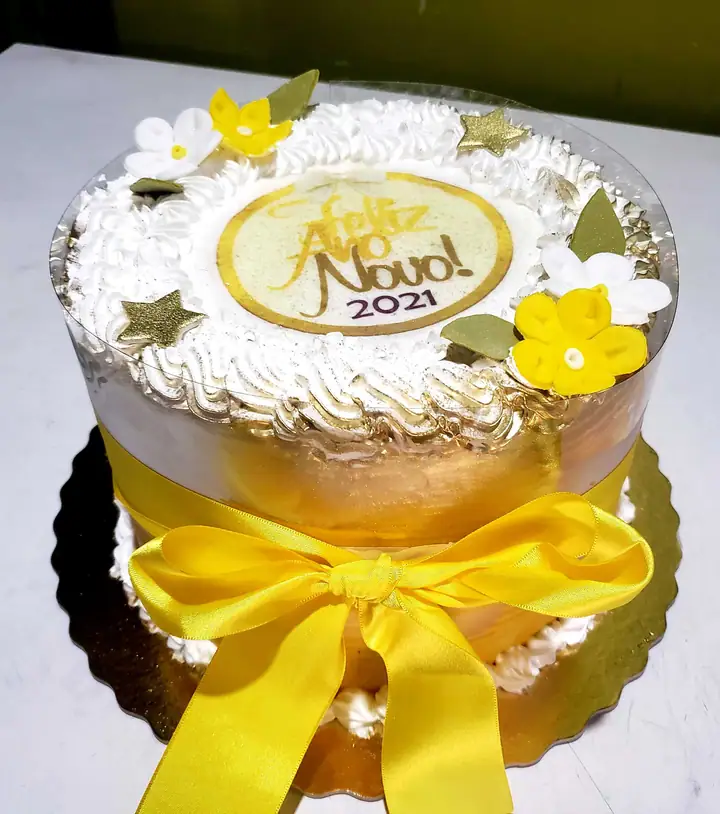 Bolo de Ano Novo com papel de arroz e laço amarelo