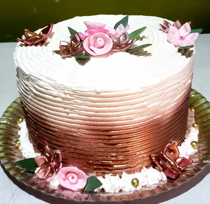 Bolo branco com degradê de merengue cobre e flores