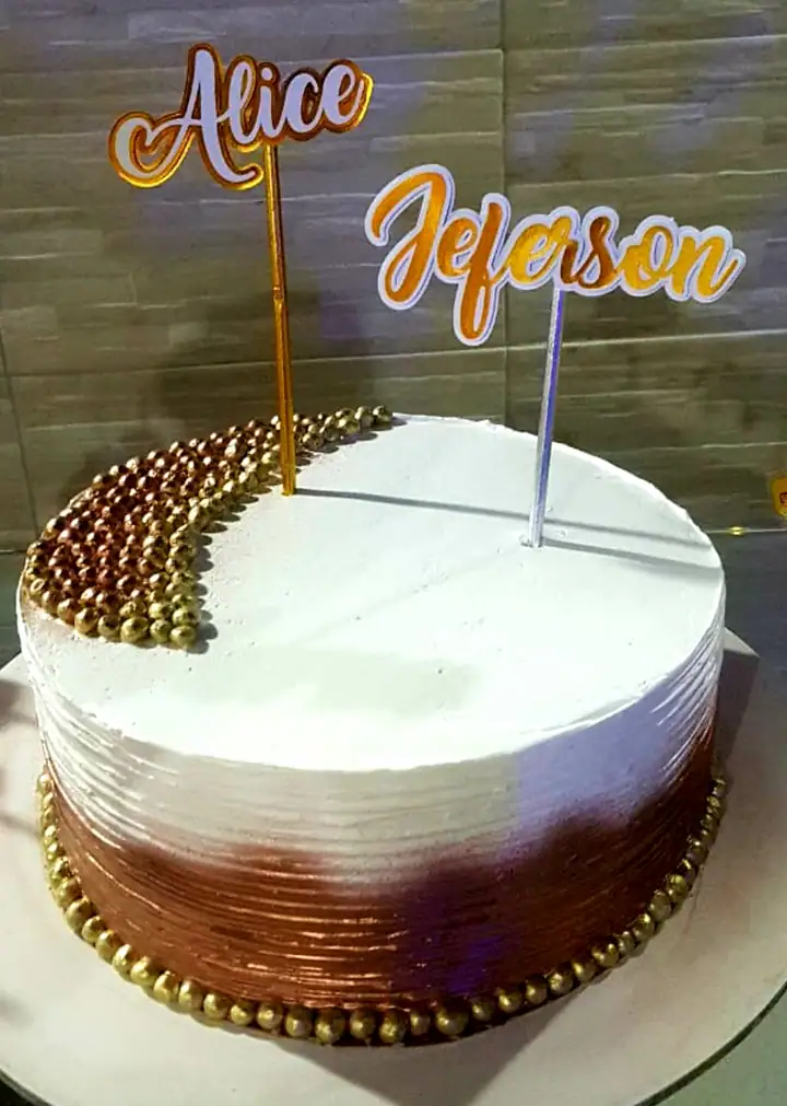 Bolo branco com pérolas douradas e topper com nome