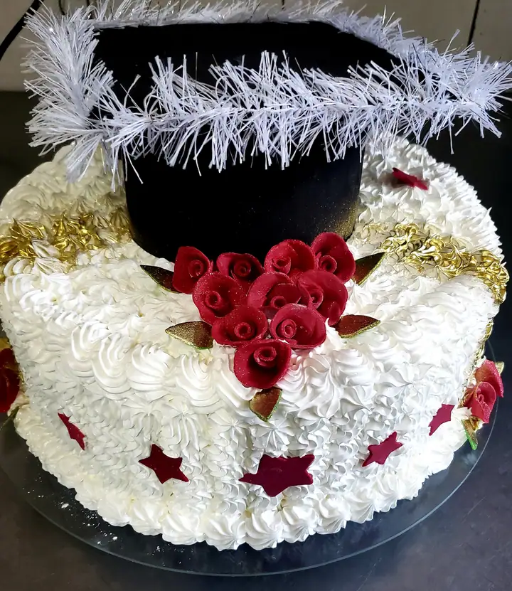 Bolo com cartola, rosas vermelhas e estrelas