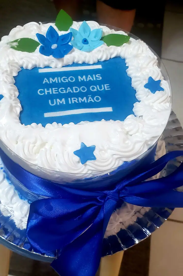 Bolo com papel de arroz de mensagem e laço azul