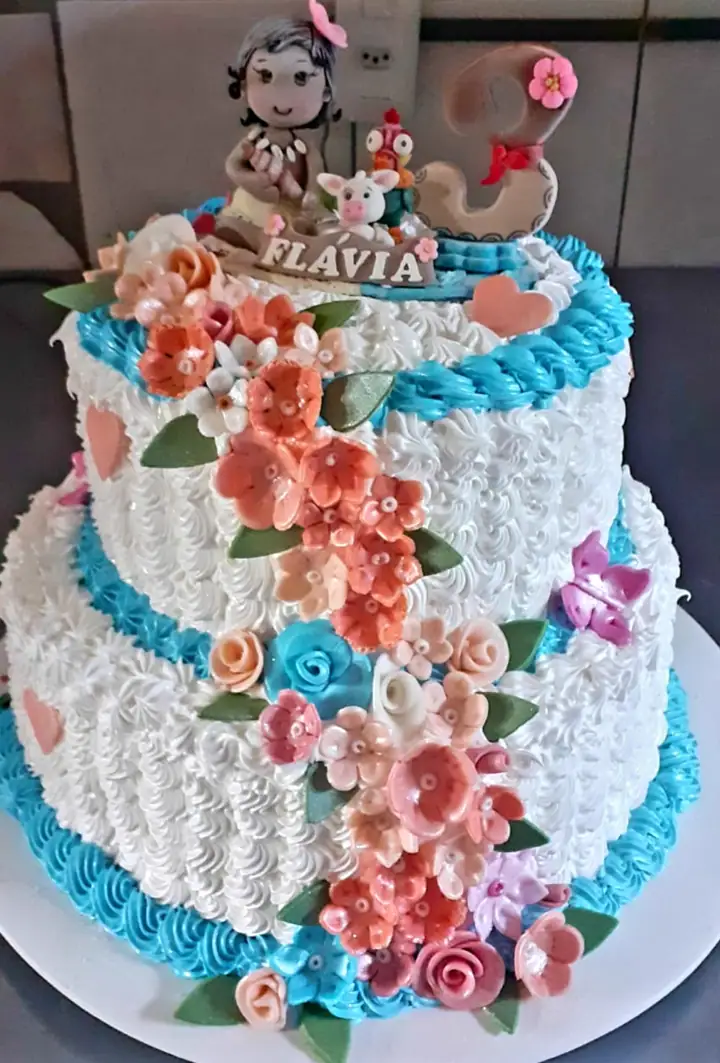 Bolo de dois andares com cascata de flores coral e topo personalizado