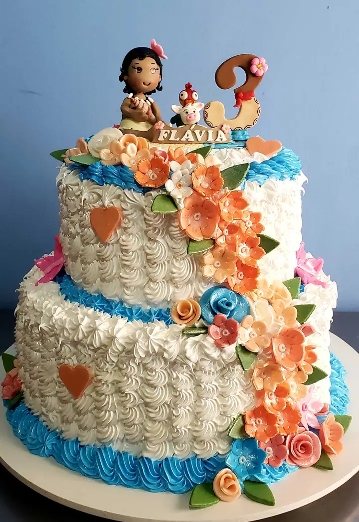 Bolo de dois andares com cascata de flores laranja e azuis