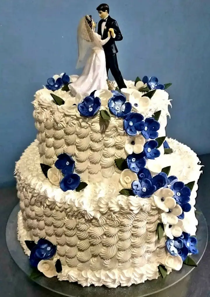 Bolo de dois andares com escamas de merengue e flores azuis