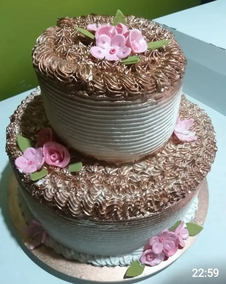 Bolo de dois andares em merengue cobre com flores rosa