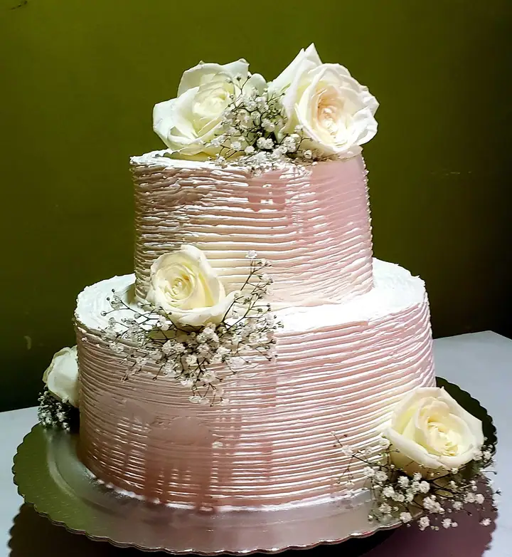 Bolo de dois andares rosé com rosas brancas naturais