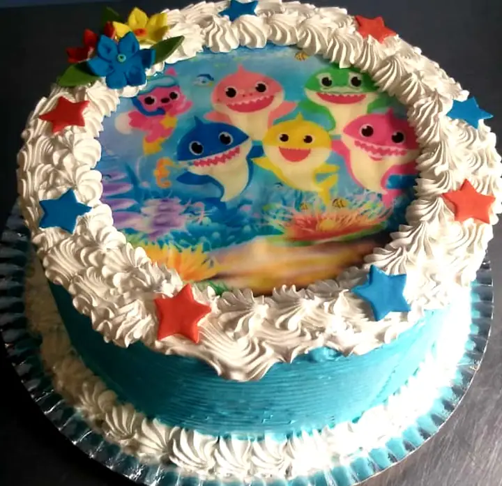 Bolo tema Baby Shark com papel de arroz e estrelas