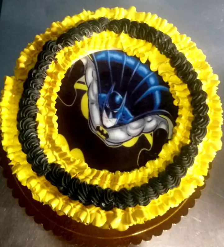 Bolo tema Batman com merengue amarelo e preto