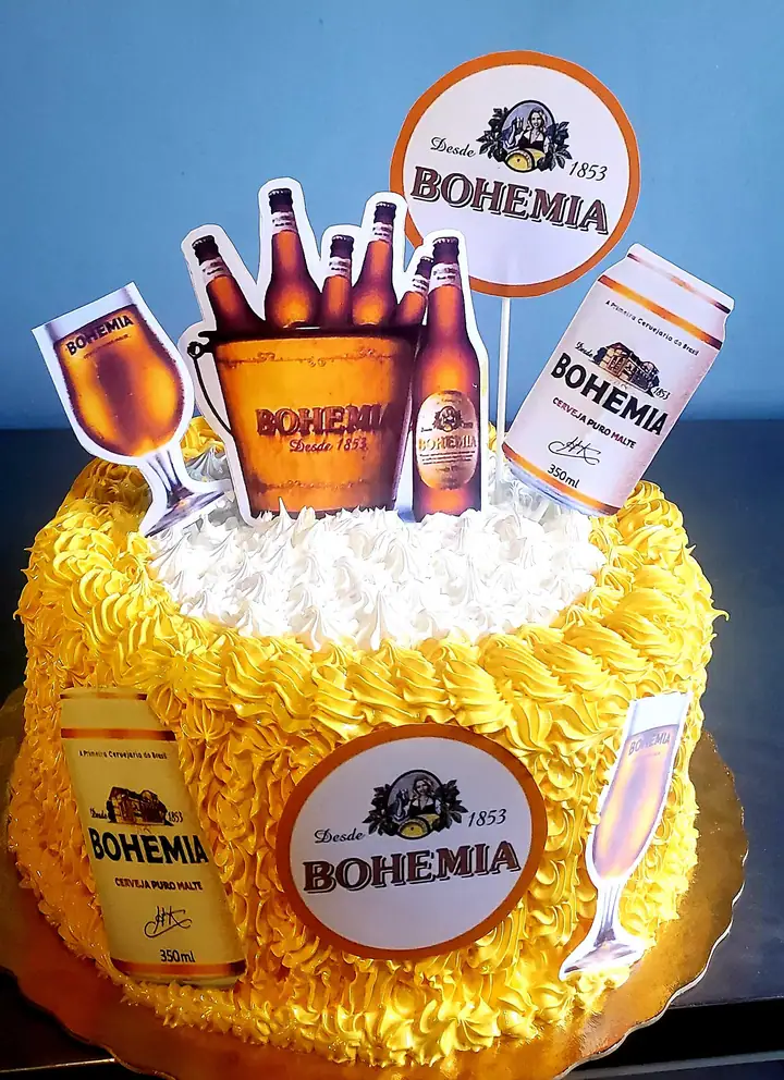 Bolo tema Bohemia amarelo com toppers