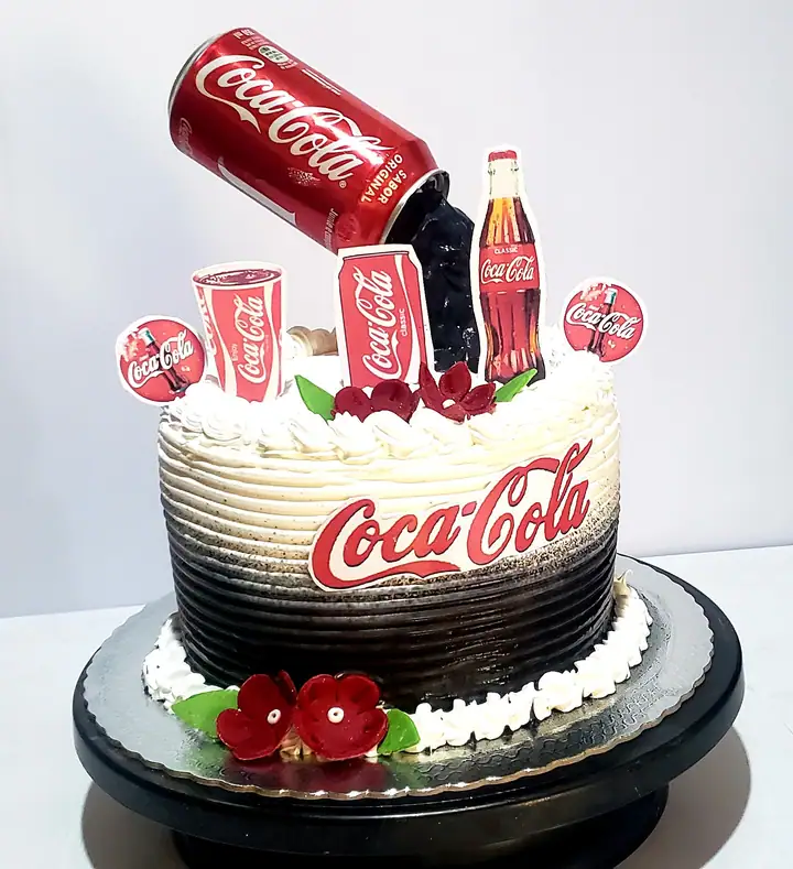 Bolo tema Coca-Cola com garrafa e toppers