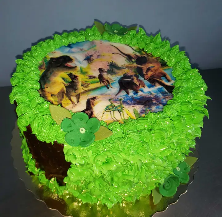 Bolo tema dinossauros com merengue verde