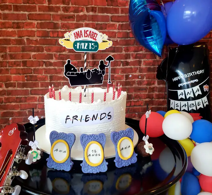 Bolo tema Friends de 15 anos sobre mesa de festa