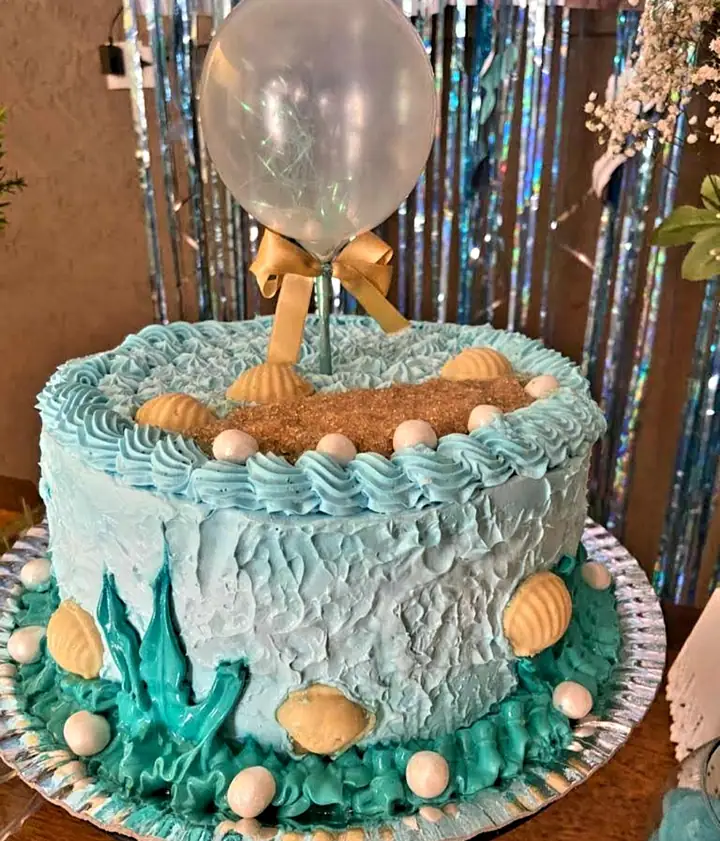 Bolo tema fundo do mar com conchas e balão no topo