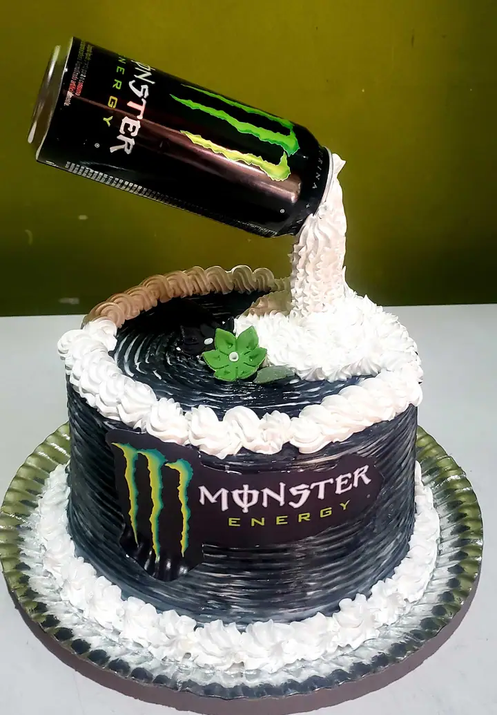 Bolo tema Monster com lata derramando merengue