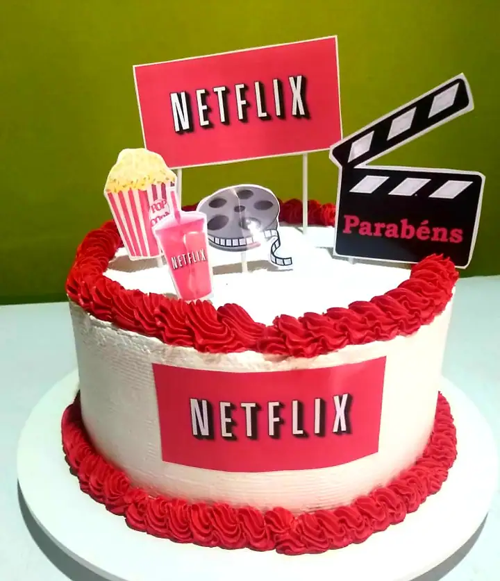 Bolo tema Netflix com toppers de cinema
