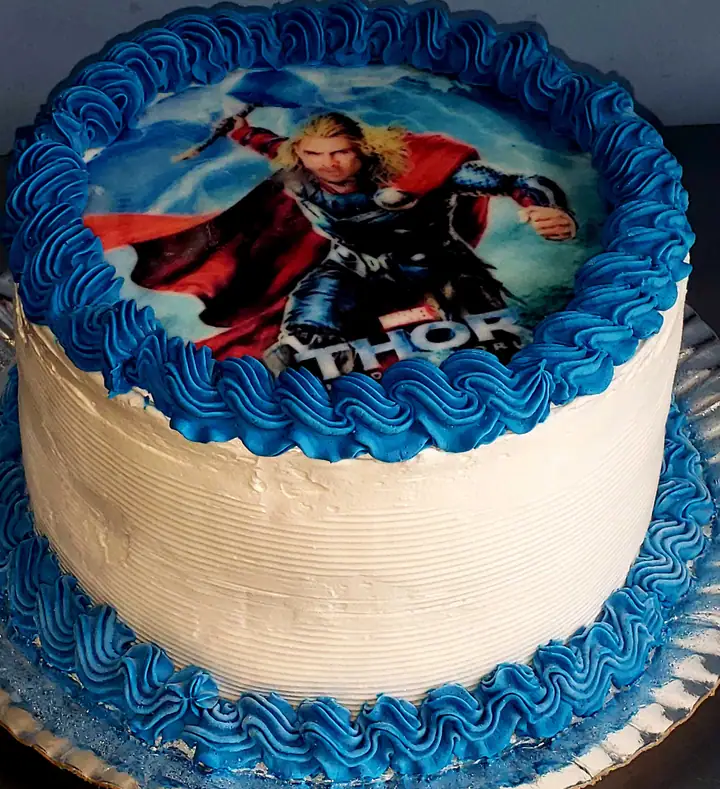Bolo tema Thor com borda azul