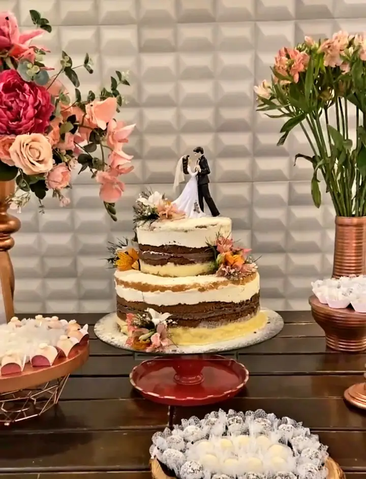 Naked cake de casamento em três andares com noivinhos