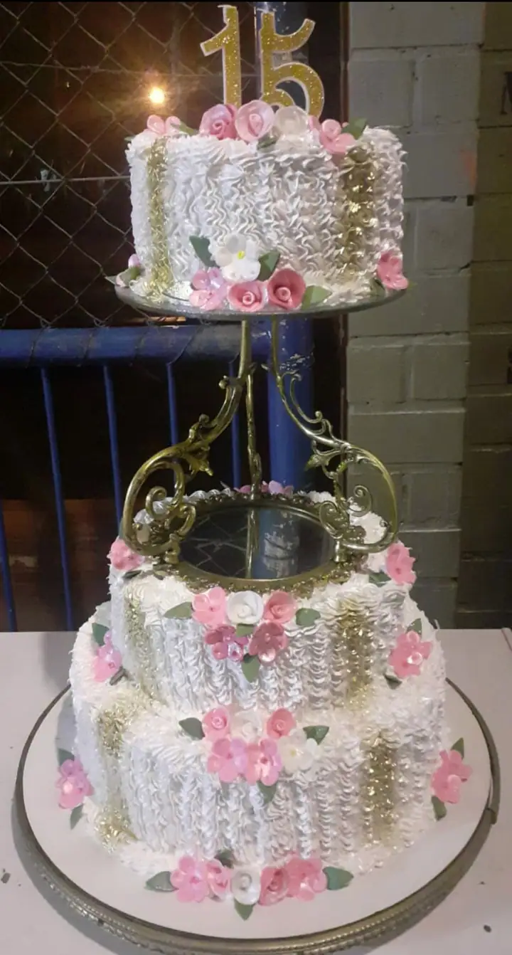 Bolo de andares com suporte dourado e flores rosa