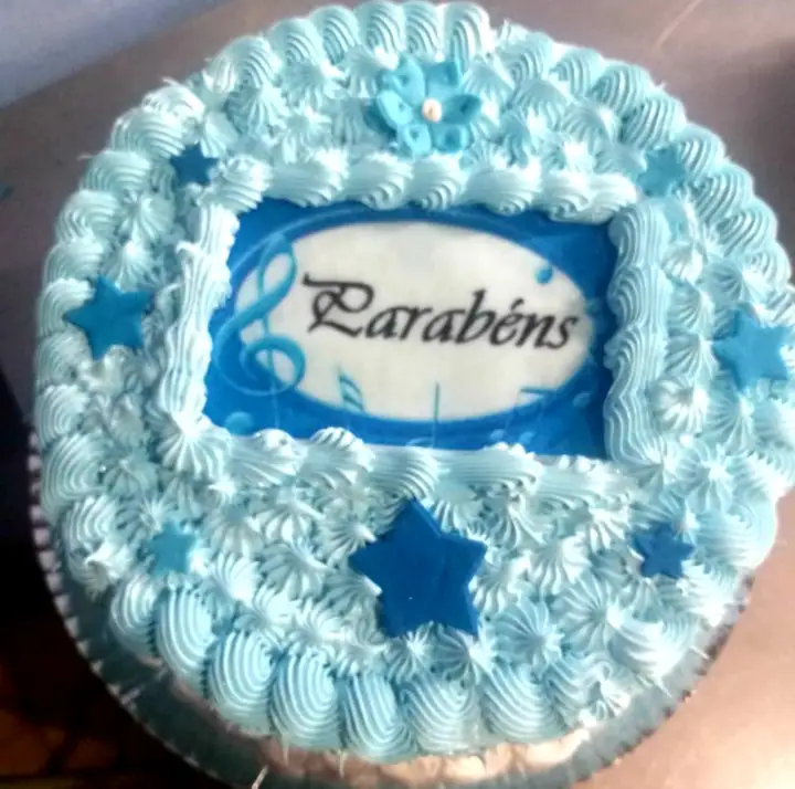 Bolo azul com papel de arroz de parabéns e estrelas