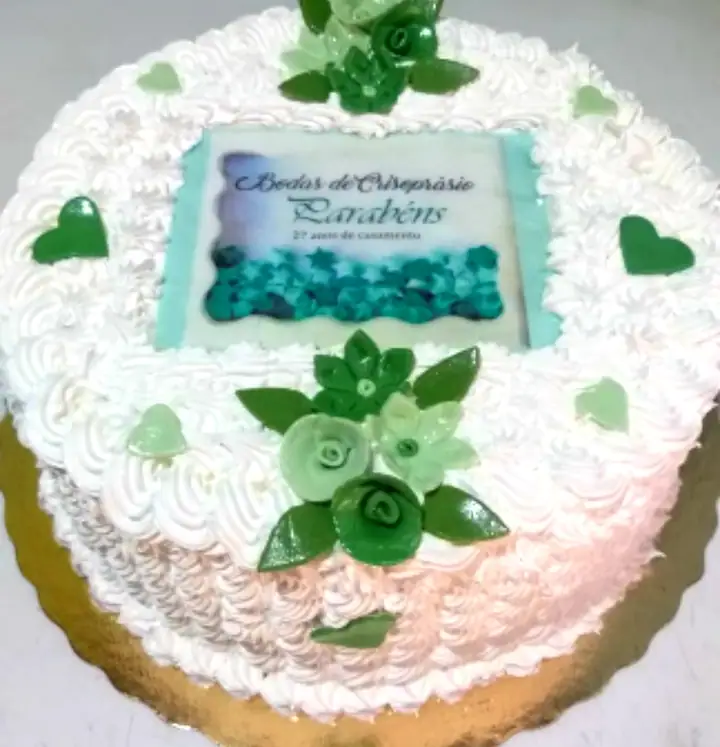Bolo de bodas com papel de arroz e flores verdes