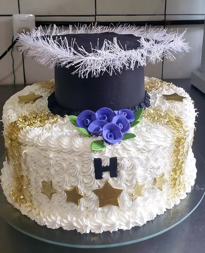Bolo com cartola, rosas azuis e estrelas douradas