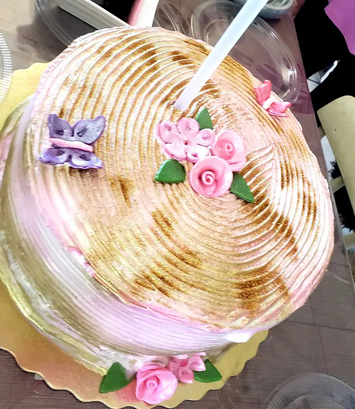 Bolo com merengue maçaricado em degradê rosa, borboleta e rosas