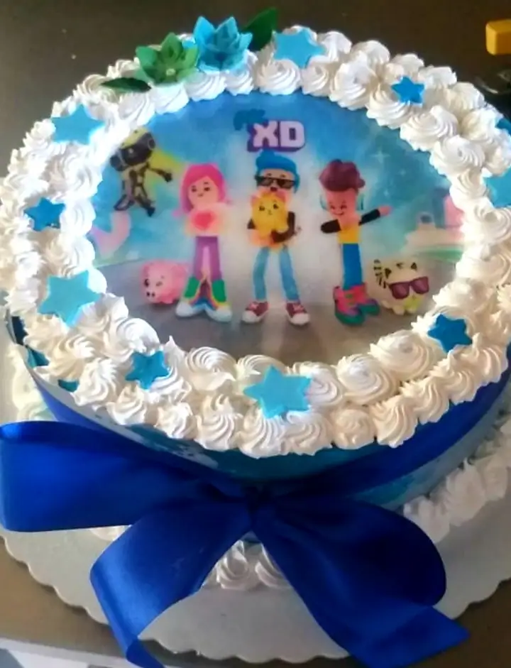 Bolo com papel de arroz de personagens e laço azul