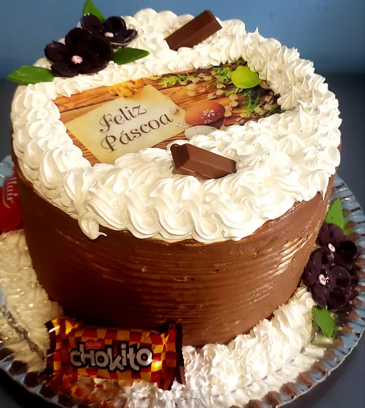 Bolo de Páscoa com papel de arroz e chocolates