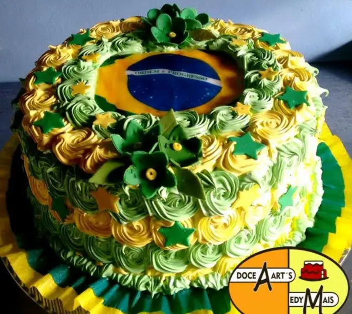 Bolo tema Brasil com merengue verde e amarelo