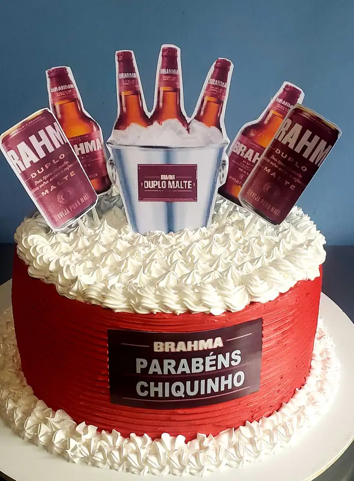 Bolo tema cerveja com toppers e balde