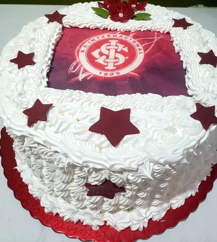 Bolo tema Internacional com estrelas vermelhas