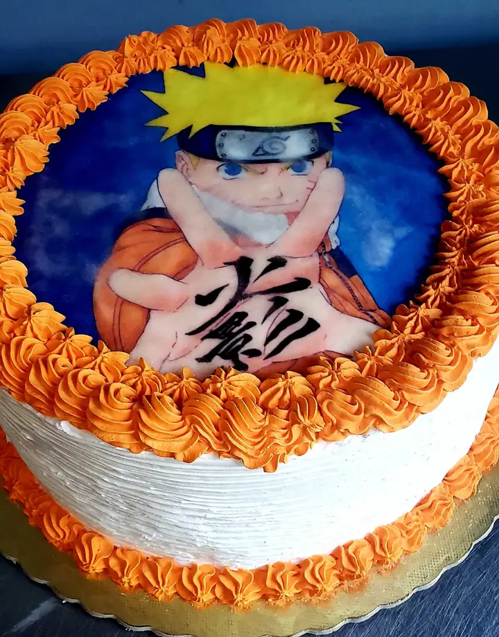 Bolo tema Naruto com borda de merengue laranja