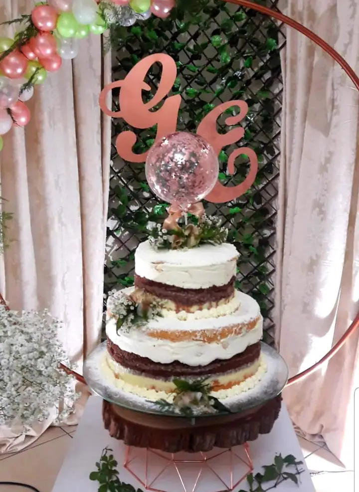 Naked cake de andares com topo de iniciais e flores